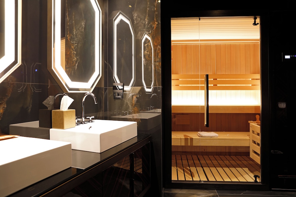 Signature Suite, 2 Bedrooms, Sauna, City View thumbnail 6