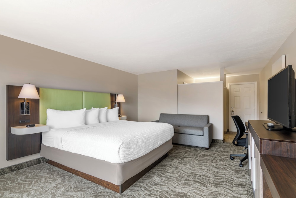 Deluxe Room, 1 King Bed, Balcony, River View photo 2