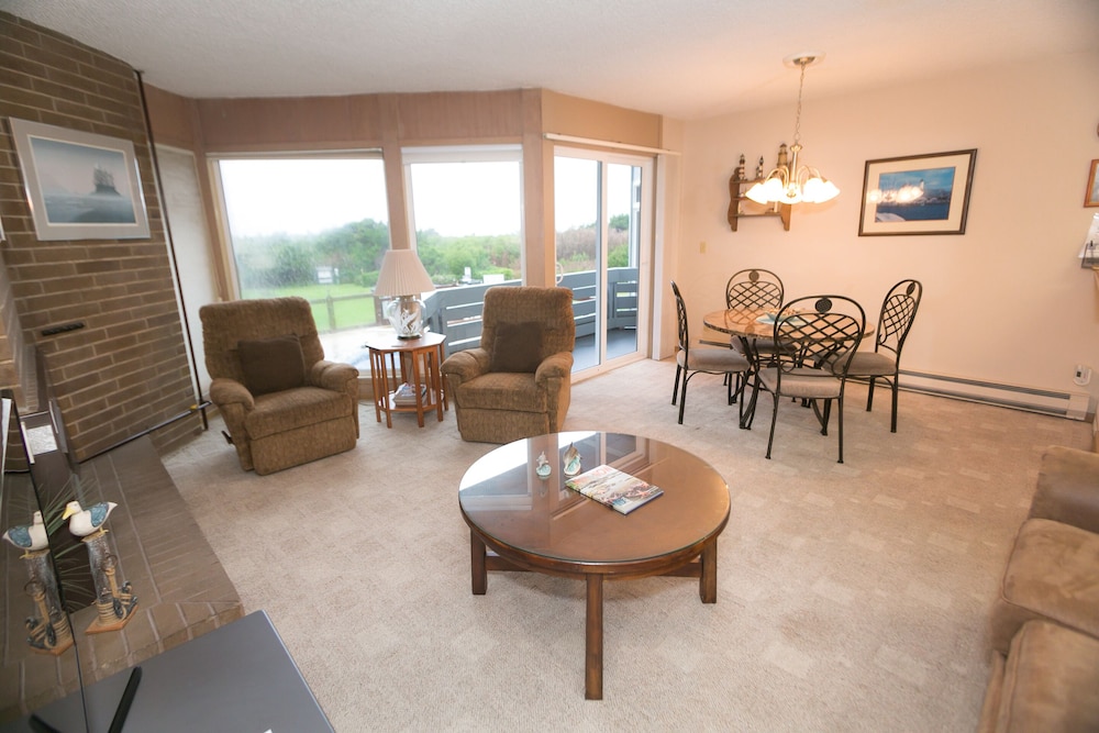 Signature Room, 1 King Bed with Sofa bed, Kitchen, Pool View (1 Bedroom Unit- Room 208-Pet Friendly) - Photo 11