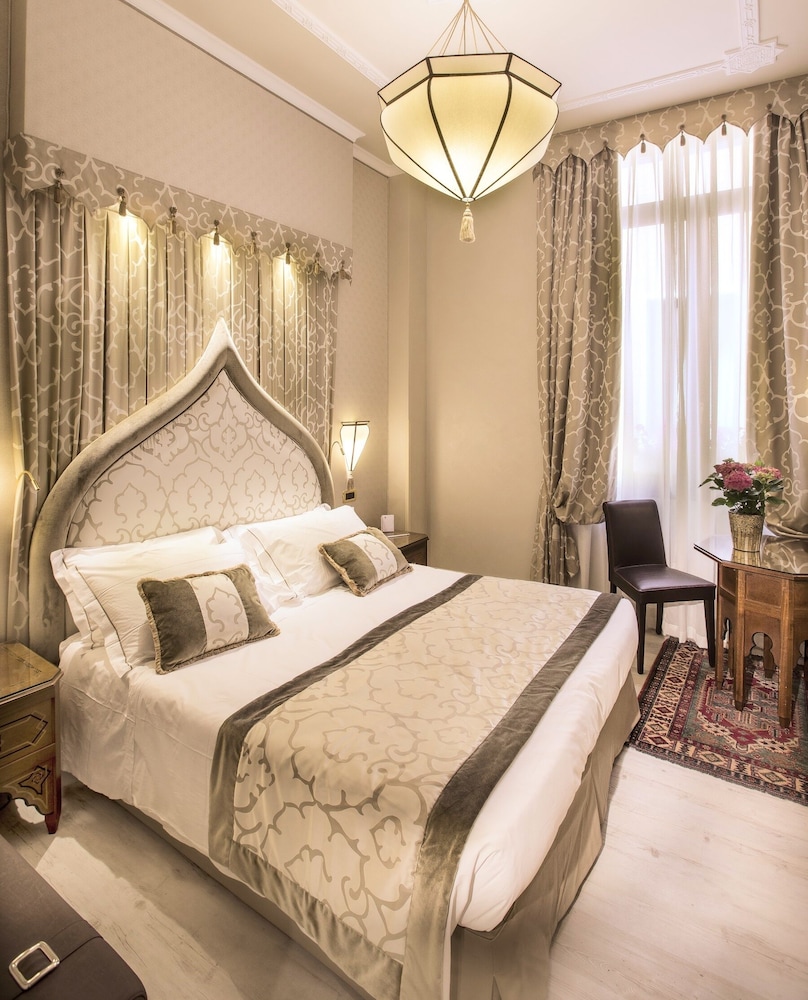 Classic Double or Twin Room thumbnail 5