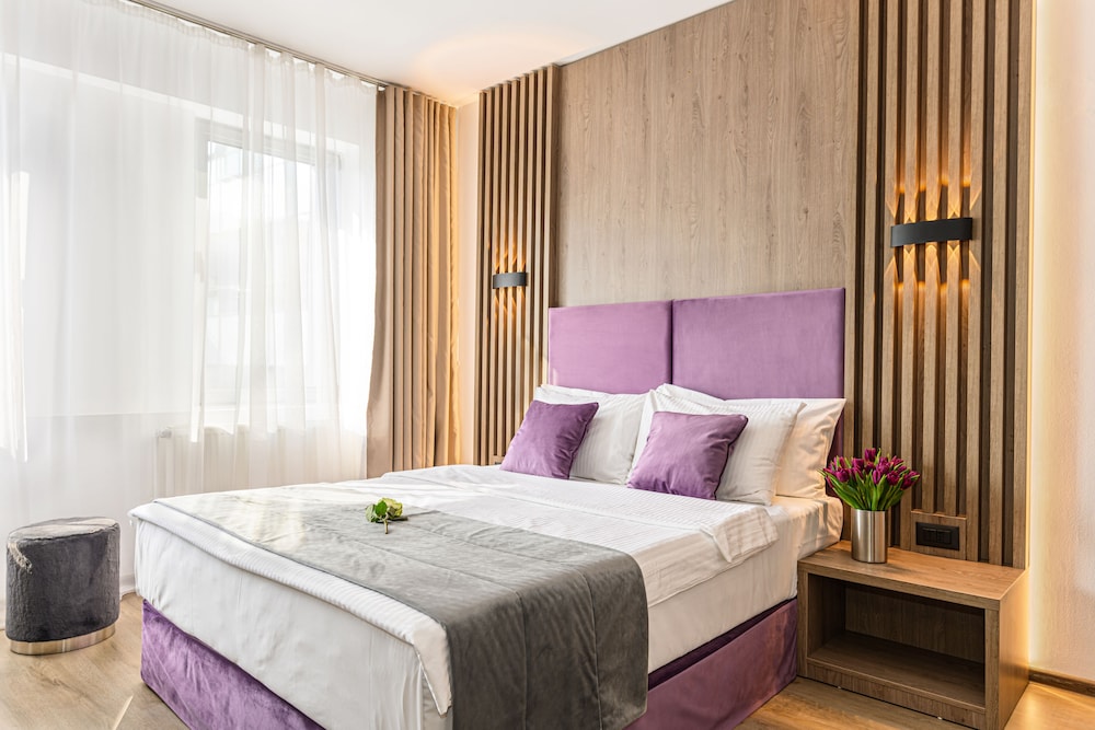 Single Room, 1 Queen Bed (10% off in nearby restaurant) photo 1