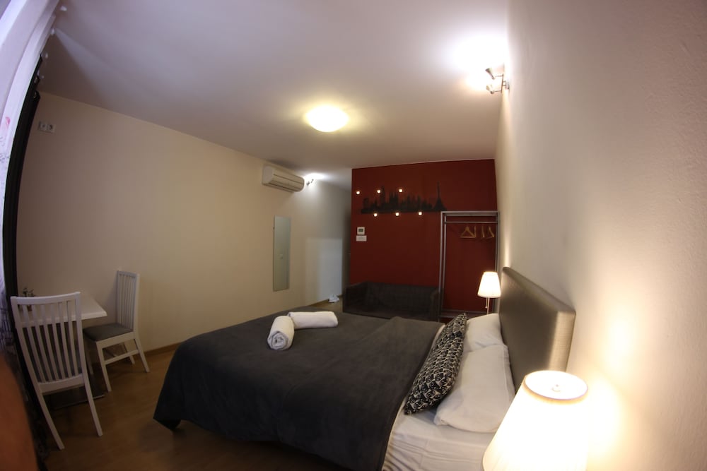 Double Room, Private Bathroom, City View photo 3