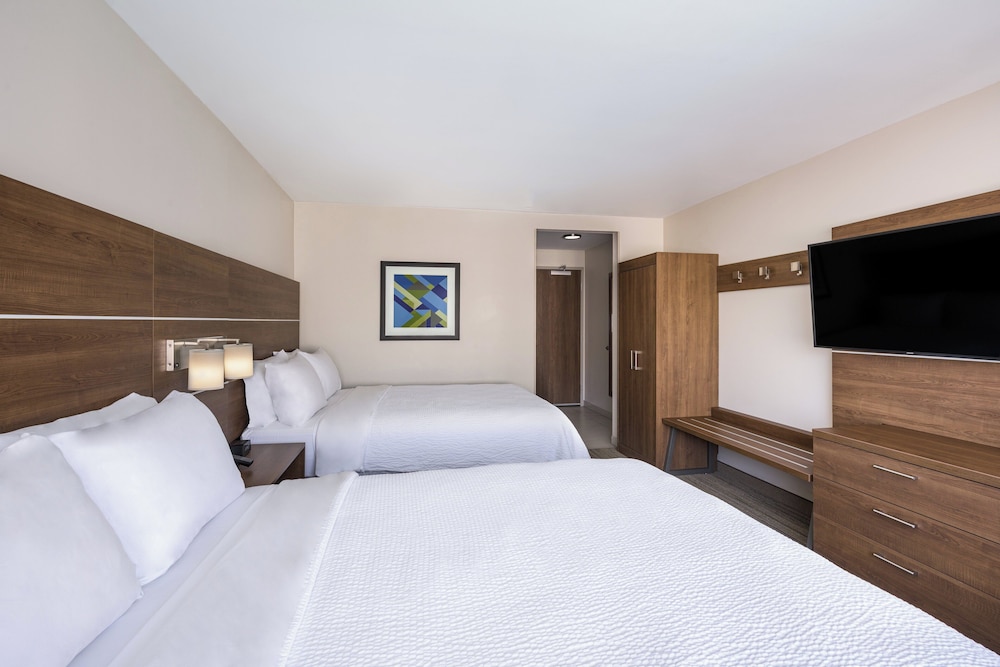 Standard Room, 2 Queen Beds - Photo 3