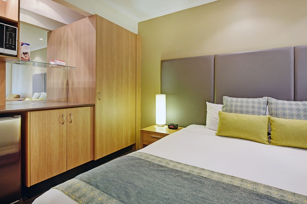 Hotel Room - Photo 6