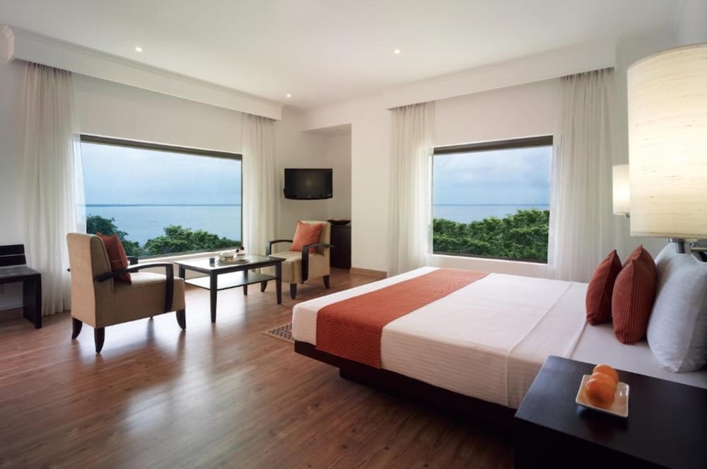 Deluxe Suite, 1 King Bed (Lagoon View)