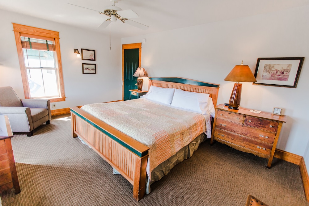 Premier Single Room, 1 King Bed, Private Bathroom, Harbor View photo 3