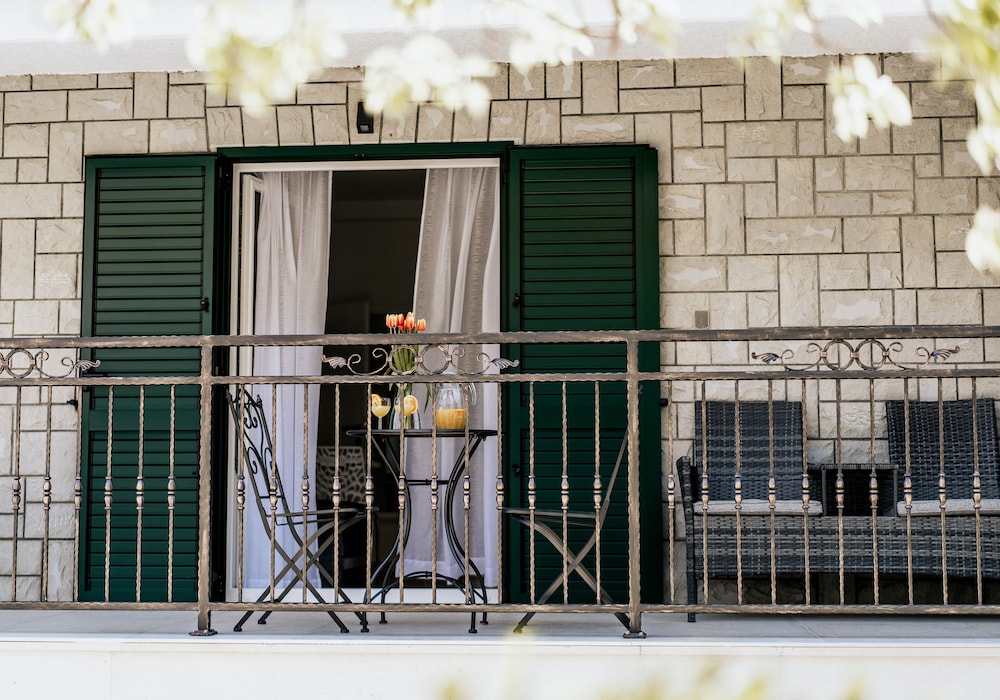 Honeymoon Studio Suite photo 3