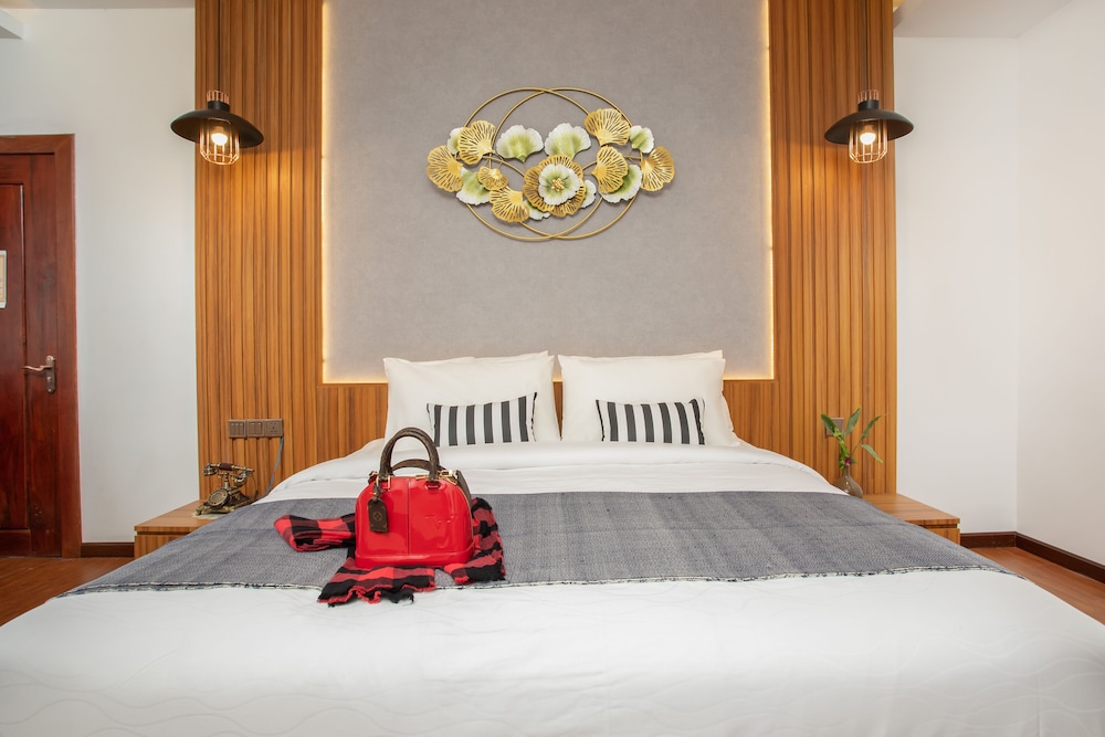 Deluxe King Suite photo 2