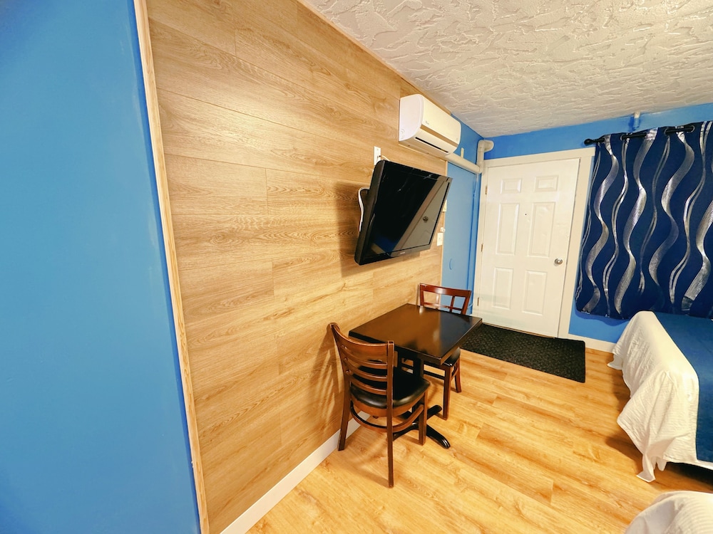 Queen Room photo 1