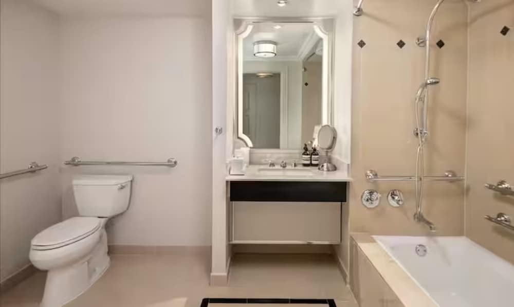 Deluxe Room, 2 Queen Beds, Accessible (Hearing) thumbnail 5
