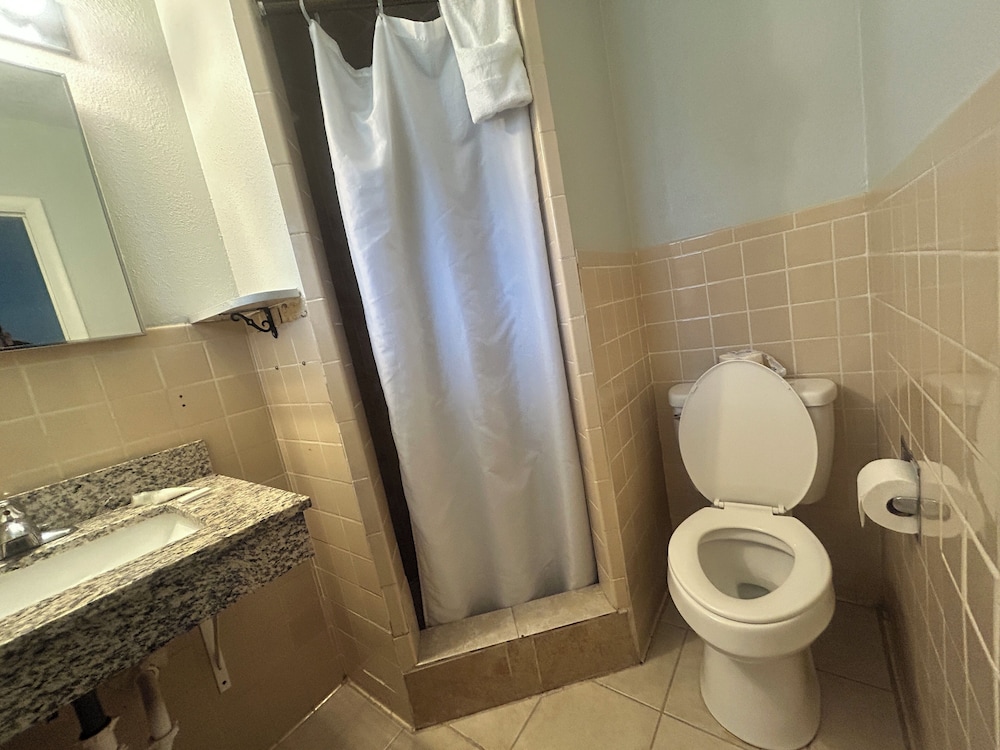 Room, 1 Queen Bed, Non Smoking - Photo 7
