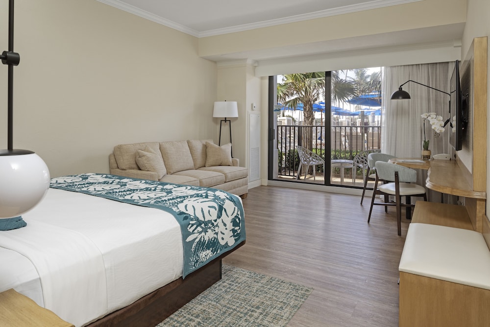 Room, 1 King Bed, Mobility Accessible, Pool View