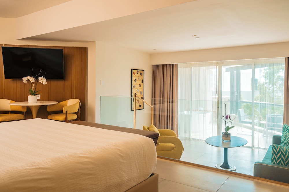 Pure Wellness Caribbean Suite King Bed & Sofa Bed