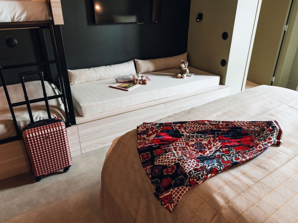 Comfort Room, Balcony (1 Queen Bed and 2 Single Beds) - Photo 4