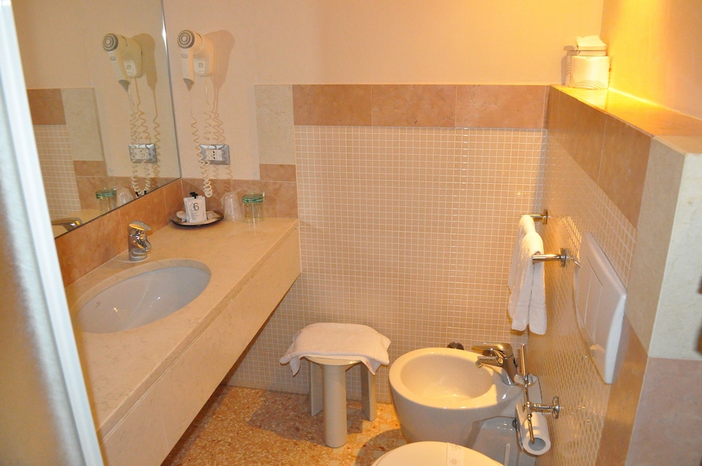 Double Room - Photo 10