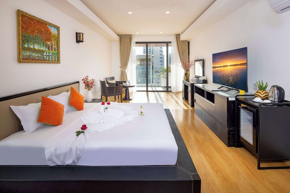 Senior Double Room, 1 King Bed, Balcony, City View photo 2