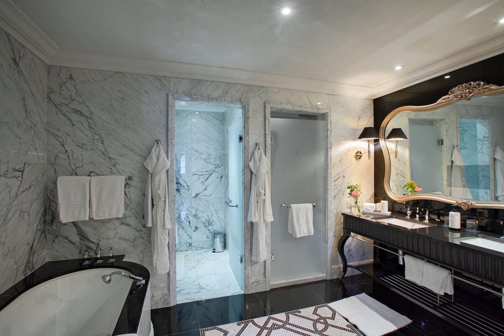 Executive Suite, 1 King Bed, Non Smoking, City View - Photo 5