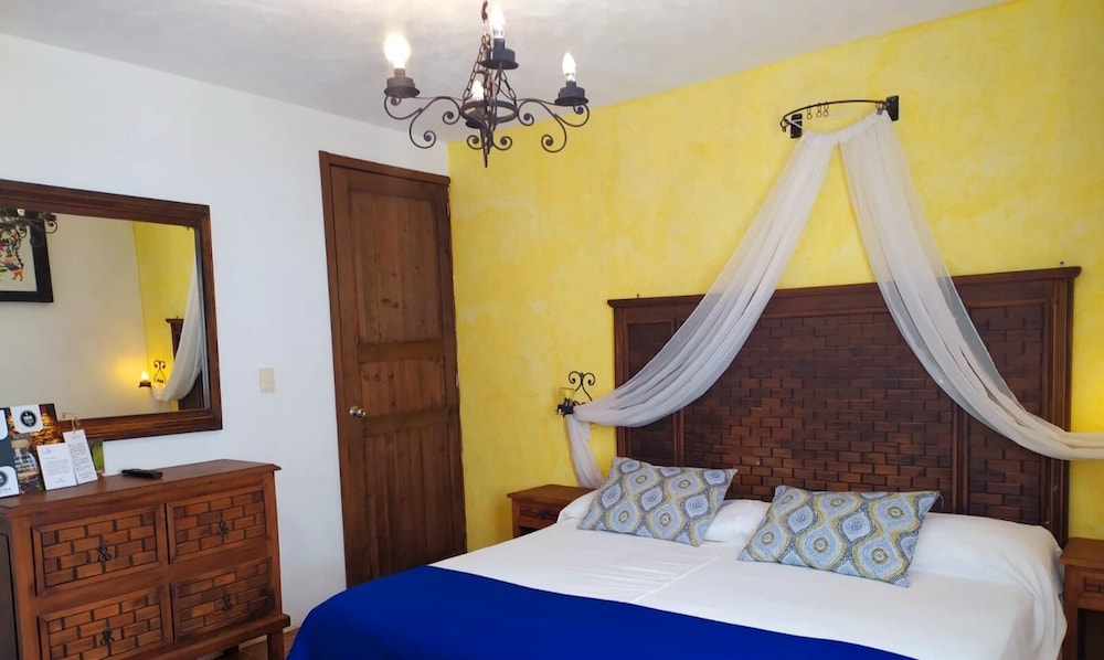 Comfort Room, 1 King Bed, Non Smoking, Courtyard View photo 1
