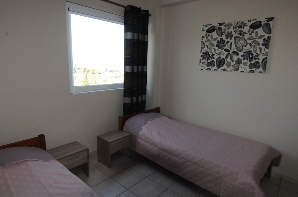 Apartment, 3 Bedrooms, Sea View, Ground Floor photo 3