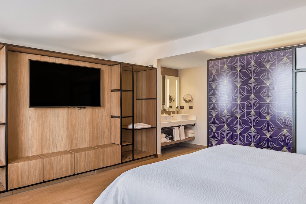 Junior Suite, 1 King Bed - Photo 4