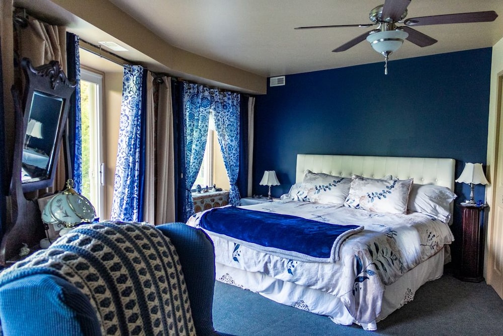 Superior Room, 1 King Bed (The Loon Room) photo 1