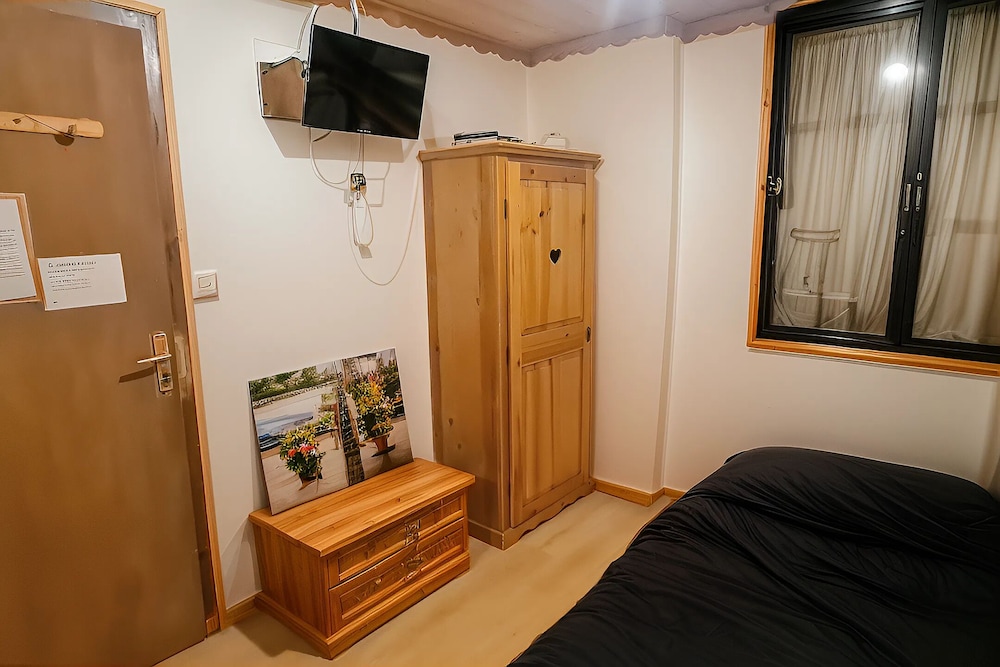 Classic Double Room, Ensuite, Mountain View photo 3