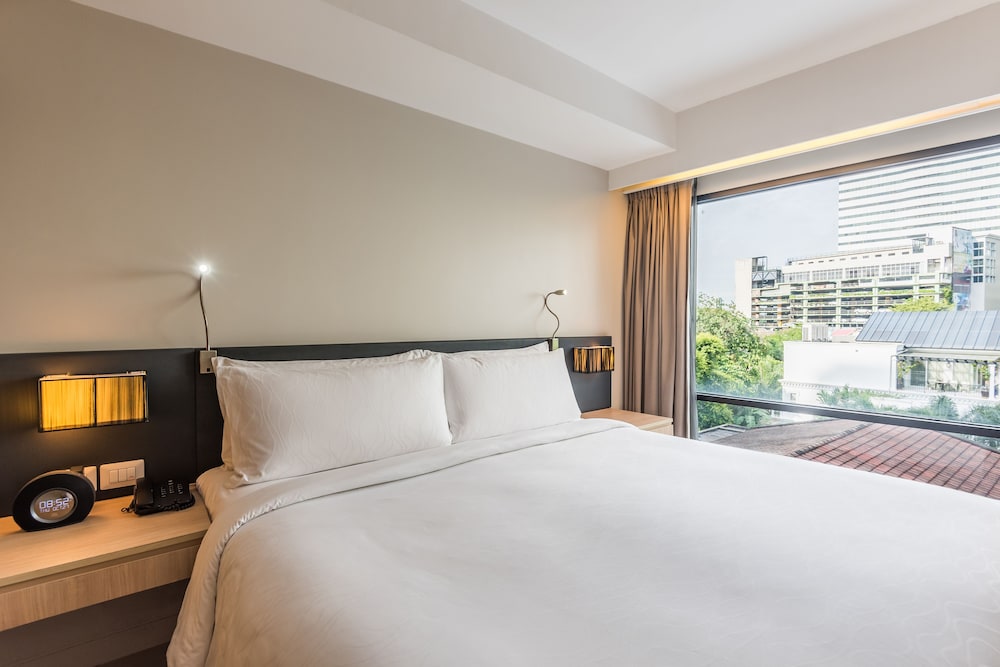 Studio Deluxe Room King Bed photo 3