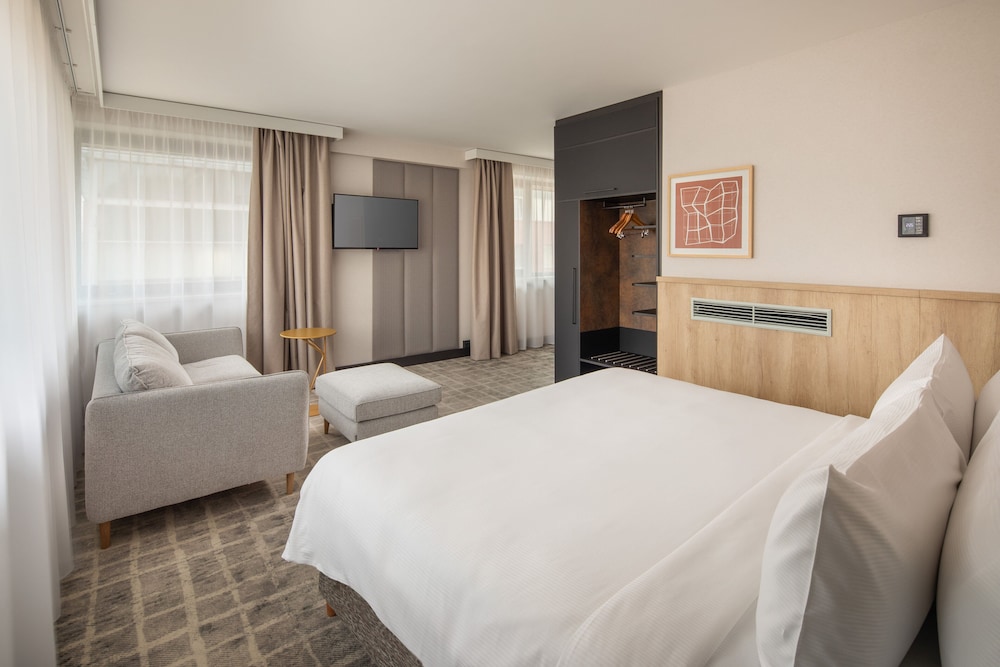 Junior Suite, 1 King Bed (Seating Area) - Photo 5