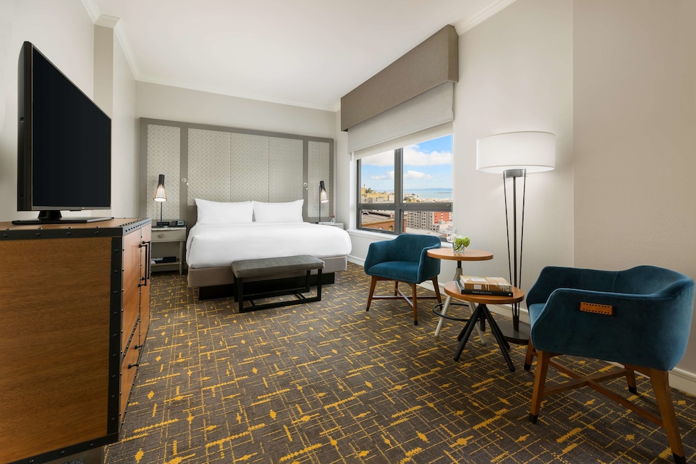 Premier Room, 1 King Bed thumbnail 6
