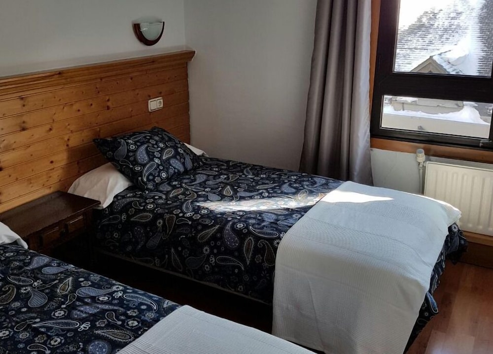 Basic Twin Room, 2 Twin Beds photo 3