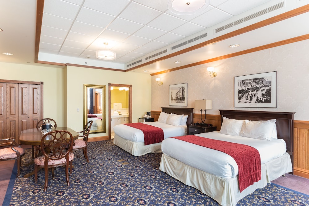 Deluxe Suite, 2 Queen Beds (Basler Suite) photo 2