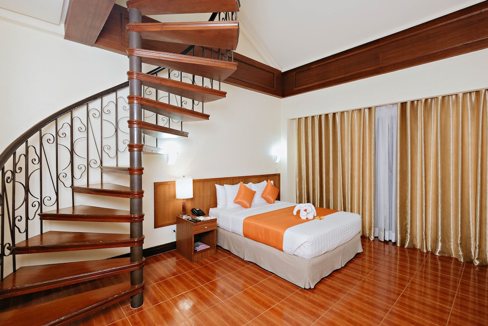 Club Loft, Multiple Beds, Lake View photo 3