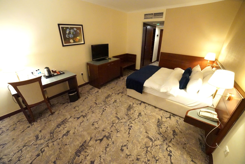 Deluxe Queen Room - Photo 1