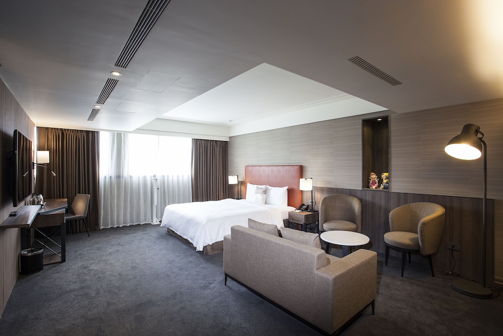 Deluxe Room, 1 King Bed (VIP) photo 3