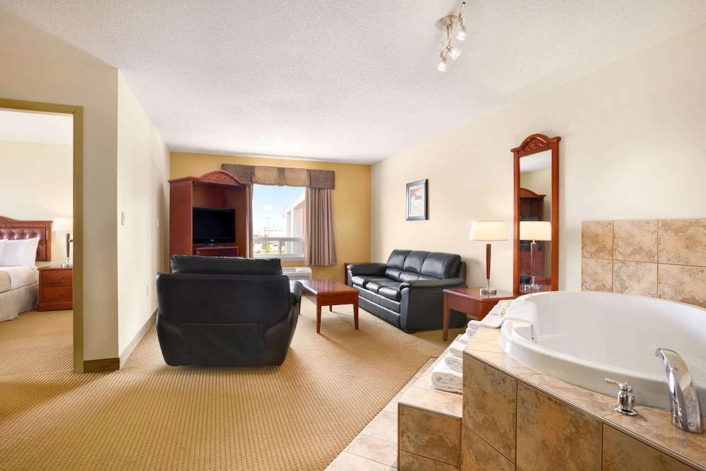 Deluxe Room, 1 King Bed, Smoking (Efficiency) - Photo 1