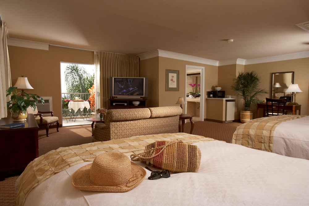 Suite, 2 Queen Beds, Balcony, City View (with Sofabed) thumbnail 6