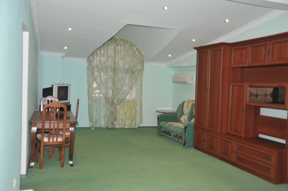 Family Room photo 3