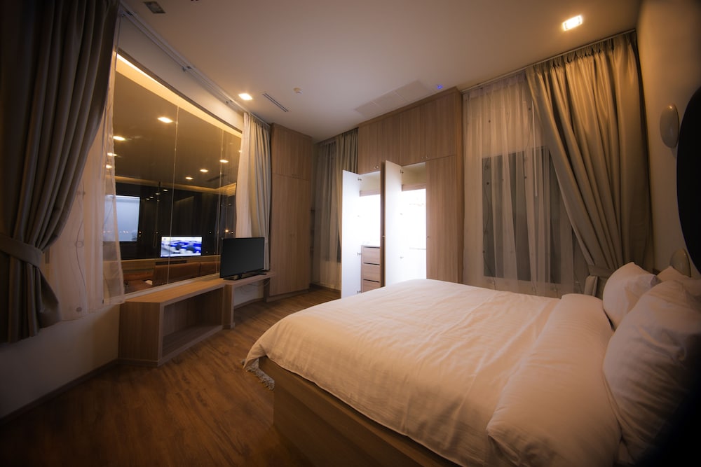 Family Penthouse, 2 Bedrooms, Lake View, Corner photo 3
