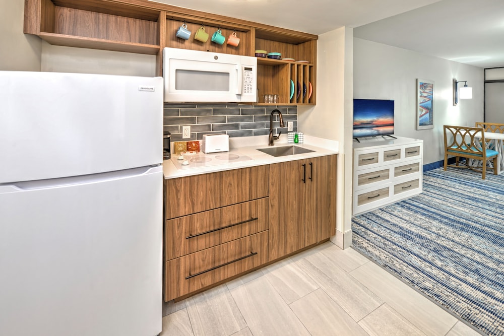 Standard Room, 2 Queen Beds, Kitchen, Partial Ocean View - Photo 2