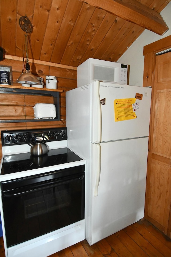 House, 1 Double Bed (Whispering Hills - Couples Getaway) photo 2