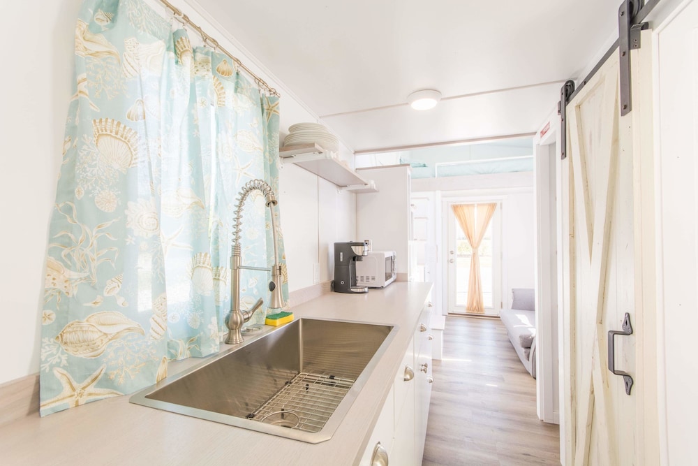 Cabin, 2 Bedrooms (Tiny House - Aqua Oasis) photo 2