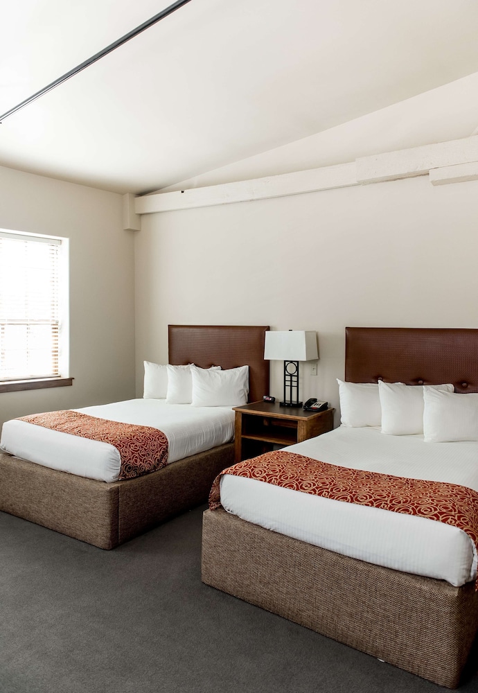 Classic Room, 2 Queen Beds - Photo 4