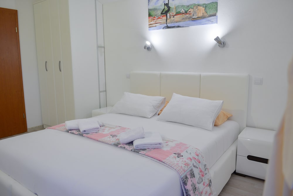 Standard Studio, 1 Queen Bed, Partial Sea View photo 2