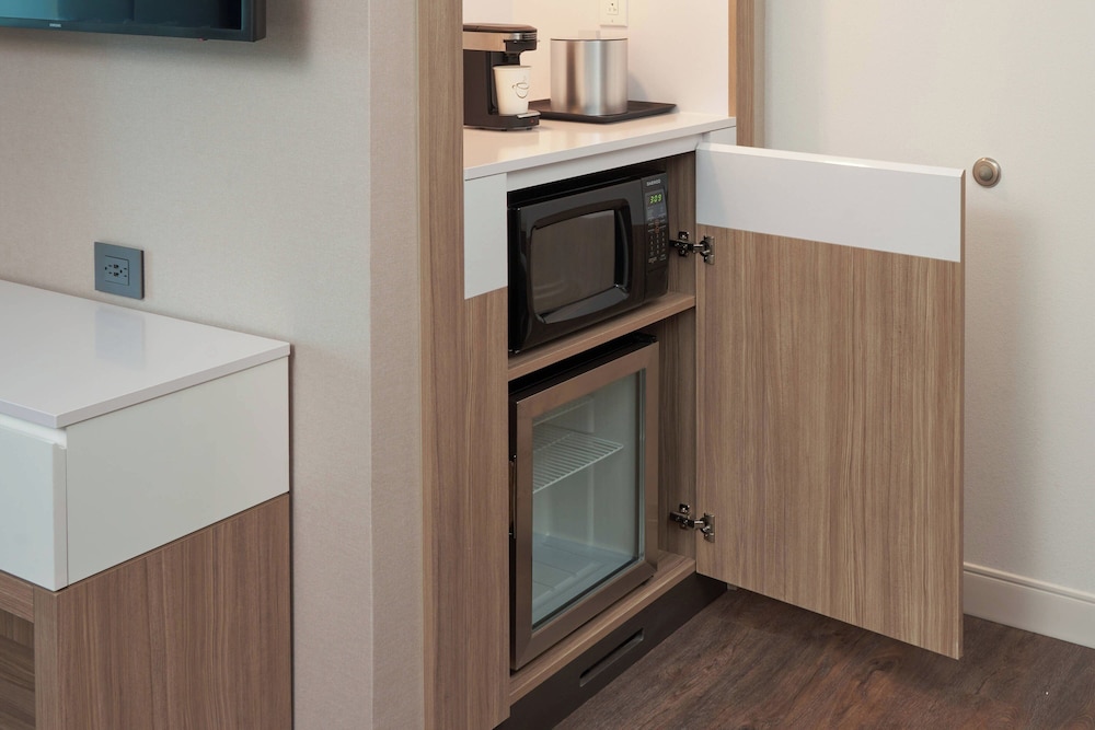 Suite, 1 King Bed (Mobility/Hearing Access, Roll-in Shwr)