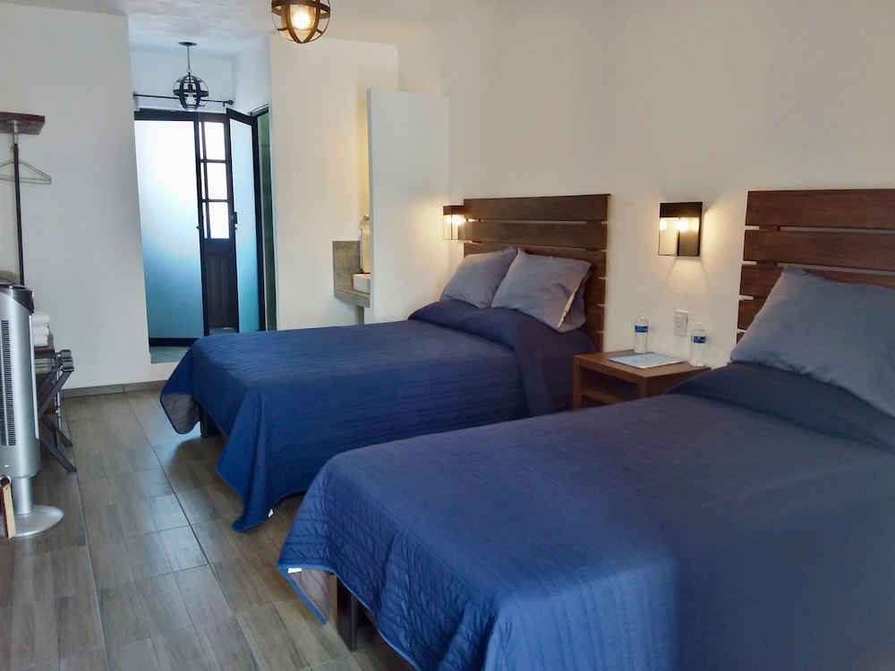 Comfort Room, Multiple Beds, Smoking, City View photo 2