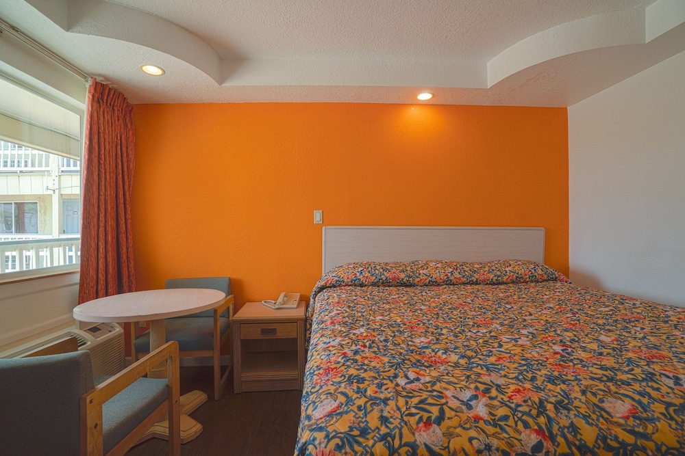 Room, 1 King Bed, Non Smoking photo 3