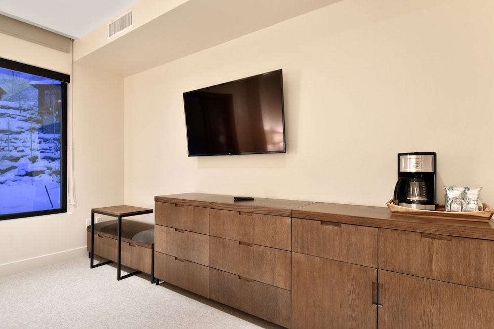 Hotel Room - Photo 2