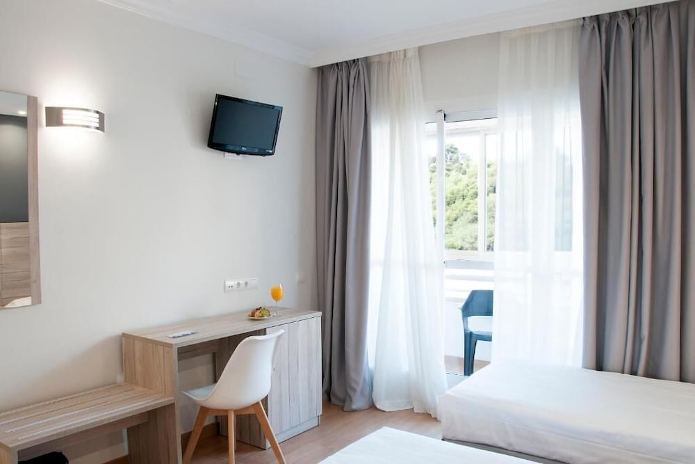 Family Triple Room (3 Adults) thumbnail 6