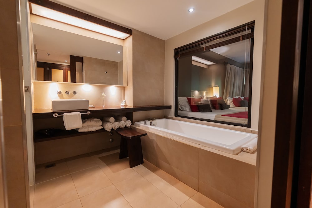 Superior Quadruple Room, 2 Queen Beds thumbnail 5