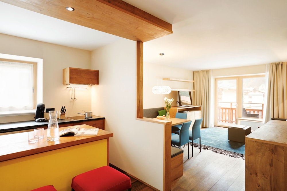 Deluxe Suite, 1 Bedroom, Balcony photo 2